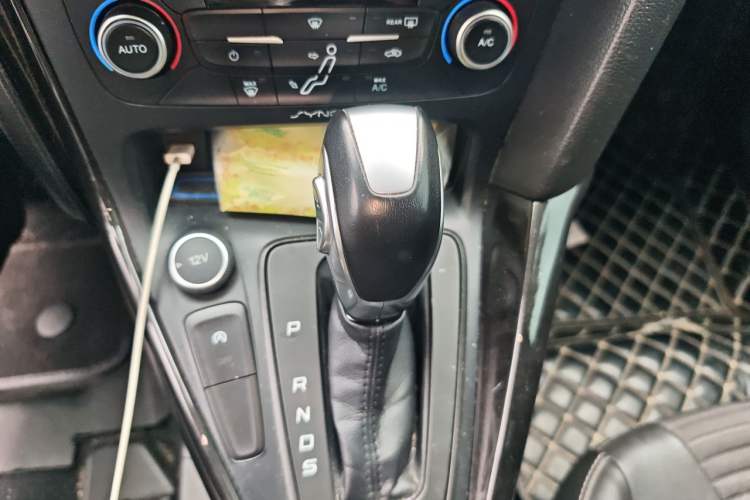 Used Ford Focus 2018 Hatchback Classic EcoBoost 180 Automatic Elite Model Gear Lever