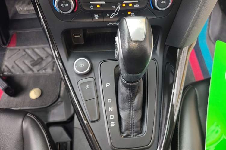 Used Ford Focus 2018 Sedan Classic EcoBoost 180 Automatic Elite Model Gear Lever