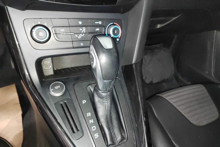 Used Ford Focus 2018 Hatchback Classic 1.6L Automatic Trendy SmartDrive Edition Gear Lever