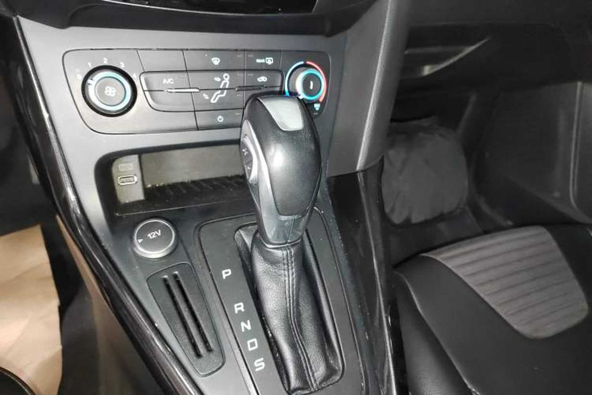 Used Ford Focus 2018 Hatchback Classic 1.6L Automatic Trendy SmartDrive Edition Gear Lever