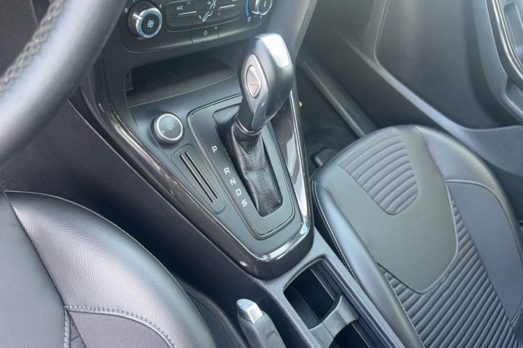 Used Ford Focus 2018 Hatchback Classic 1.6L Automatic Trendy SmartDrive Edition Gear Lever
