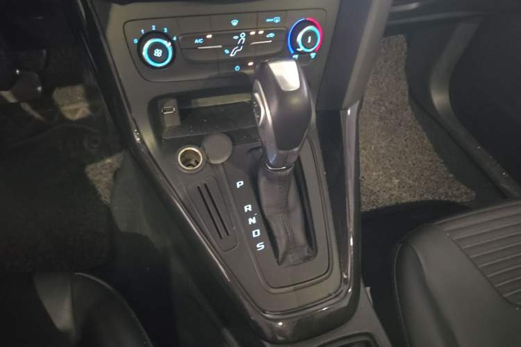 Used Ford Focus 2018 Sedan Classic 1.6L Automatic Trendy SmartDrive Edition Gear Lever