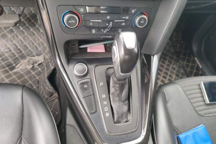 Used Ford Focus 2018 Sedan Classic EcoBoost 180 Automatic Elite Model Gear Lever