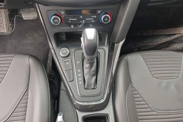 Used Ford Focus 2018 Hatchback Classic EcoBoost 180 Automatic Elite Model Gear Lever