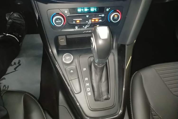 Used Ford Focus 2018 Sedan Classic EcoBoost 180 Automatic Elite Model Gear Lever