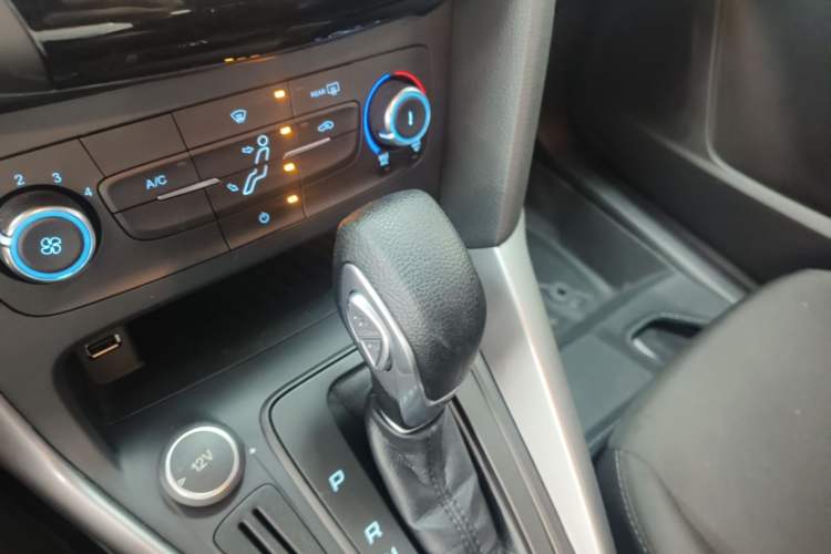 Used Ford Focus 2018 Hatchback Classic 1.6L Automatic Comfort Plus SmartDrive Edition Gear Lever