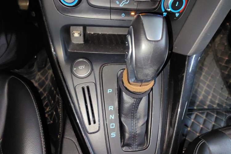 Used Ford Focus 2018 Sedan Classic 1.6L Automatic Trendy SmartDrive Edition Gear Lever