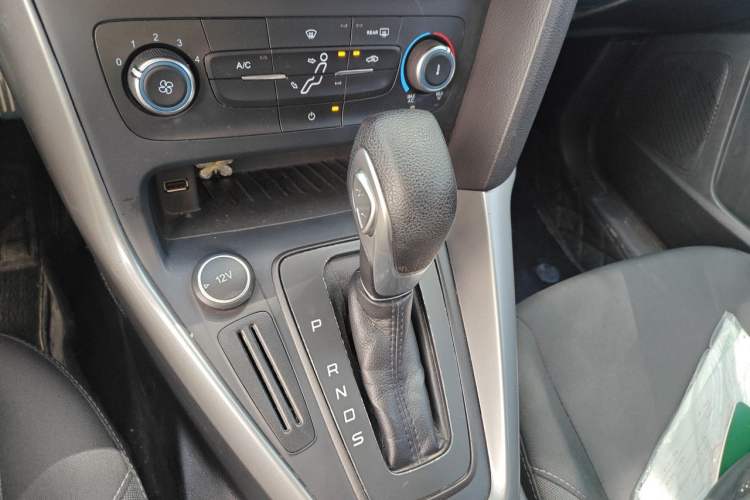 Used Ford Focus 2018 Hatchback Classic 1.6L Automatic Comfort Plus SmartDrive Edition Gear Lever