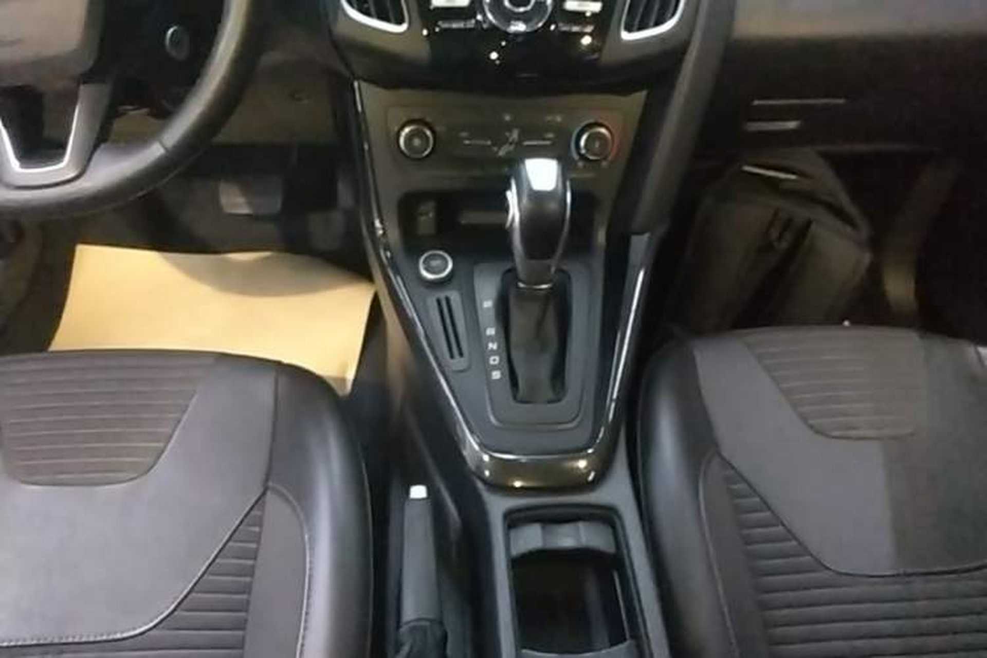 Used Ford Focus 2018 Hatchback Classic 1.6L Automatic Trendy SmartDrive Edition Gear Lever