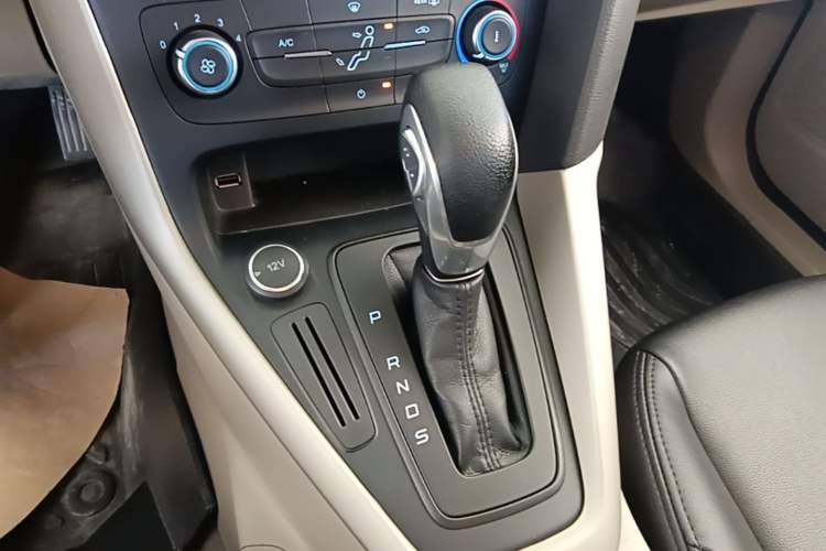 Used Ford Focus 2018 Sedan Classic 1.6L Automatic Comfort Plus Smart Drive Version Gear Lever