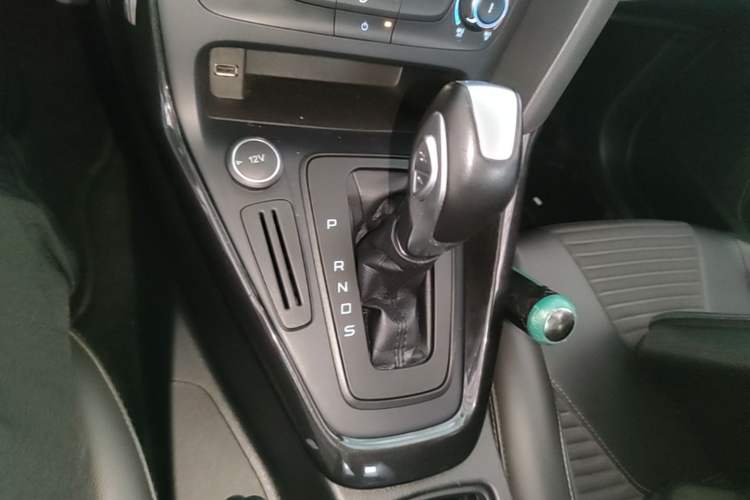 Used Ford Focus 2018 Sedan Classic 1.6L Automatic Trendy SmartDrive Edition Gear Lever