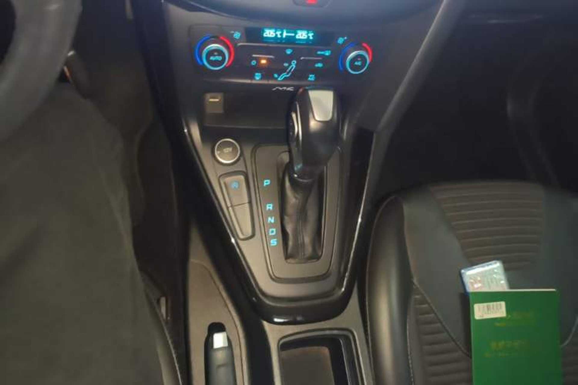 Used Ford Focus 2018 Sedan Classic EcoBoost 180 Automatic Elite Model Gear Lever