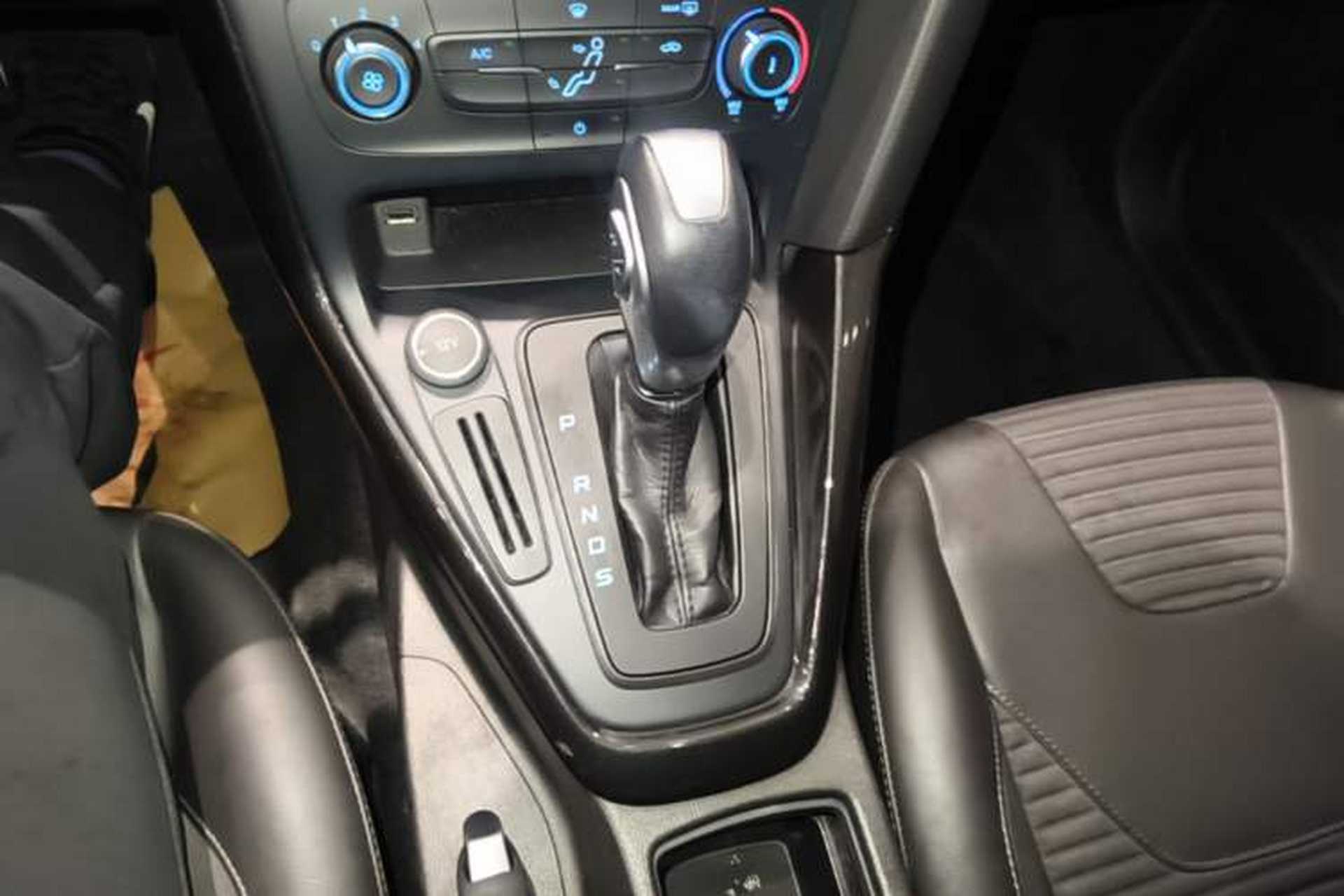 Used Ford Focus 2018 Hatchback Classic 1.6L Automatic Trendy SmartDrive Edition Gear Lever