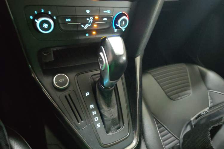 Used Ford Focus 2018 Hatchback Classic 1.6L Automatic Trendy SmartDrive Edition Gear Lever