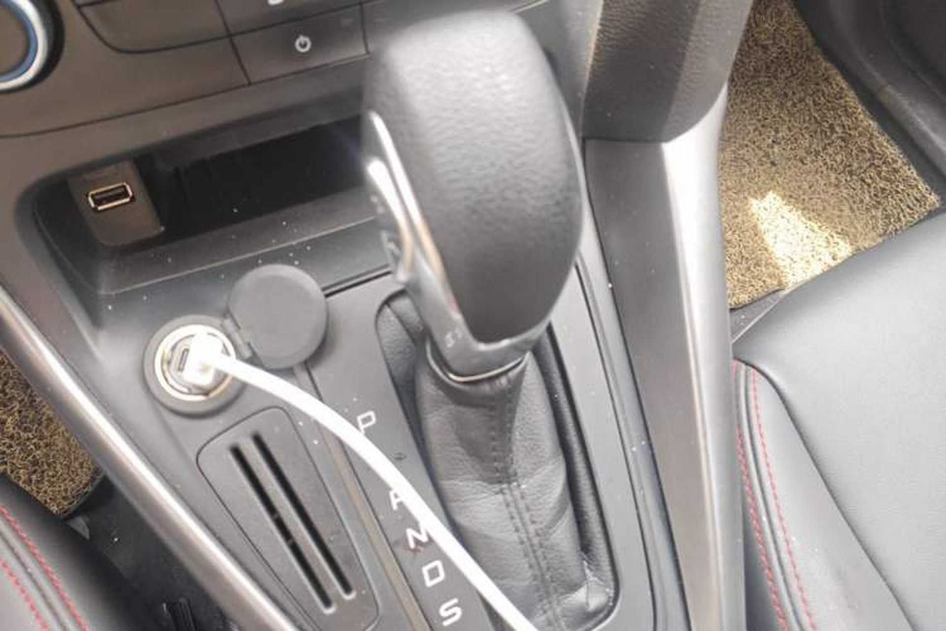 Used Ford Focus 2018 Hatchback Classic 1.6L Automatic Comfort Plus SmartDrive Edition Gear Lever