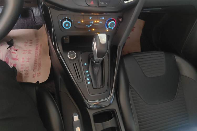 Used Ford Focus 2018 Sedan Classic 1.6L Automatic Trendy SmartDrive Edition Gear Lever