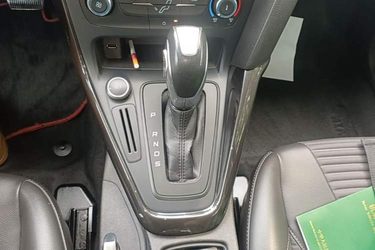 Used Ford Focus 2018 Hatchback Classic 1.6L Automatic Trendy SmartDrive Edition Gear Lever