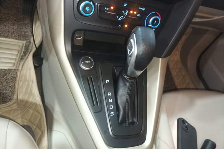 Used Ford Focus 2018 Sedan Classic 1.6L Automatic Comfort Plus Smart Drive Version Gear Lever