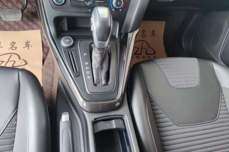 Used Ford Focus 2018 Hatchback Classic 1.6L Automatic Trendy SmartDrive Edition Gear Lever
