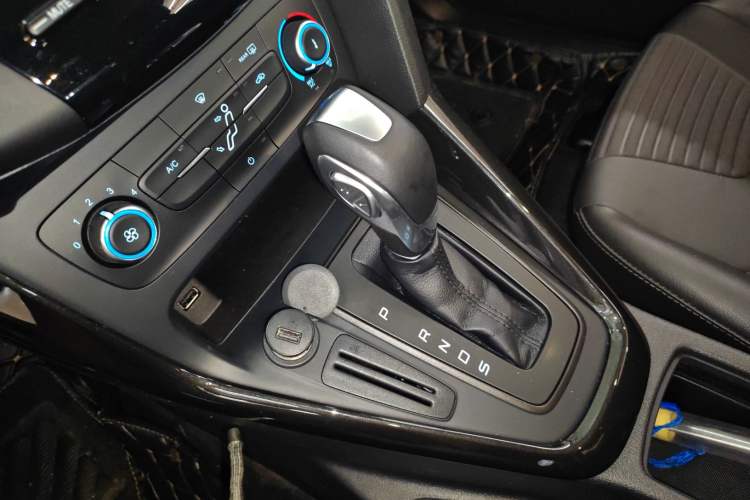 Used Ford Focus 2018 Hatchback Classic 1.6L Automatic Trendy SmartDrive Edition Gear Lever