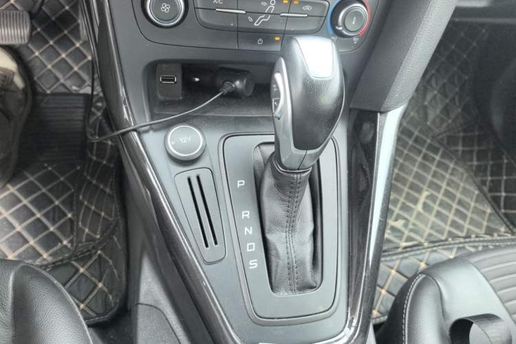 Used Ford Focus 2018 Sedan Classic 1.6L Automatic Trendy SmartDrive Edition Gear Lever