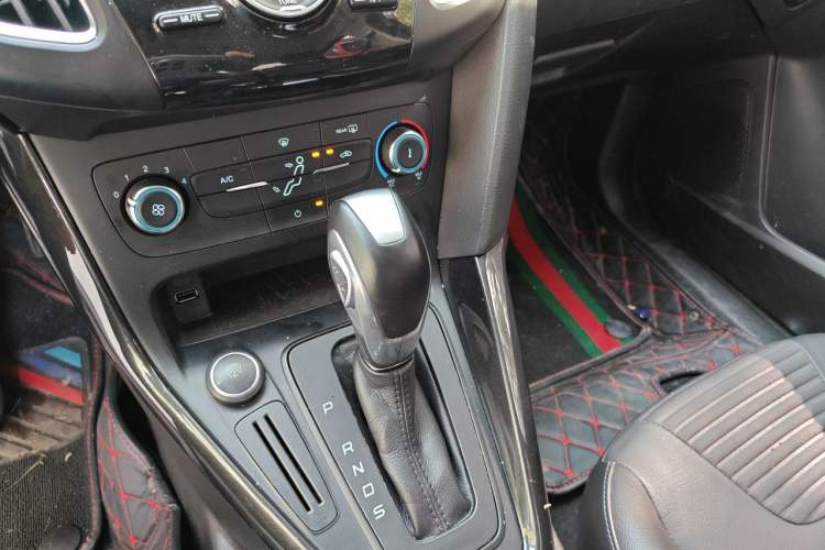 Used Ford Focus 2018 Sedan Classic 1.6L Automatic Trendy SmartDrive Edition Gear Lever