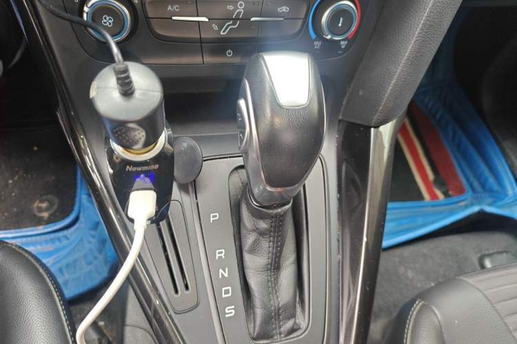 Used Ford Focus 2018 Hatchback Classic 1.6L Automatic Trendy SmartDrive Edition Gear Lever
