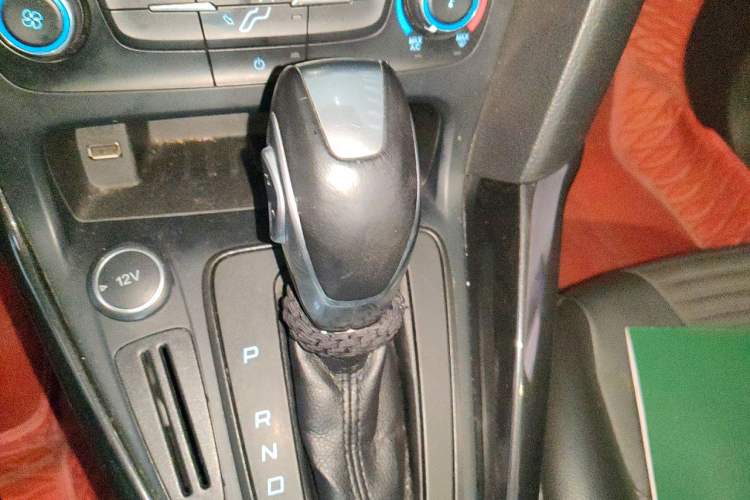 Used Ford Focus 2018 Hatchback Classic 1.6L Automatic Trendy SmartDrive Edition Gear Lever