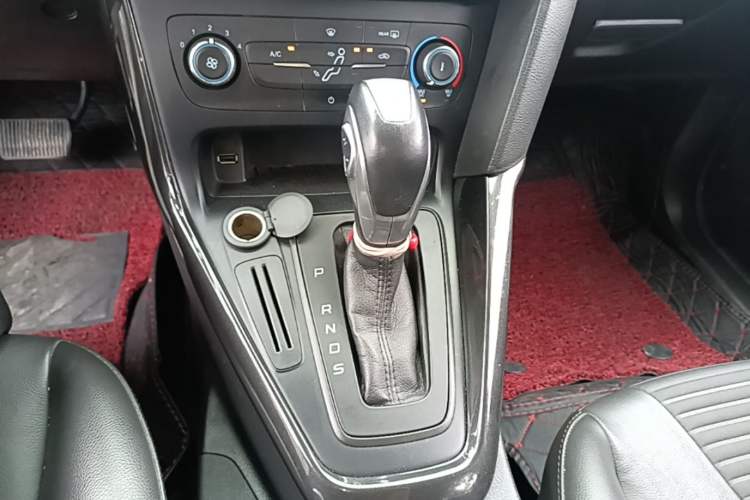 Used Ford Focus 2018 Sedan Classic 1.6L Automatic Trendy SmartDrive Edition Gear Lever