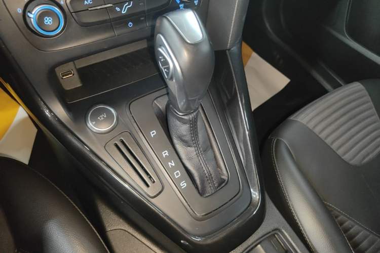 Used Ford Focus 2018 Sedan Classic 1.6L Automatic Trendy SmartDrive Edition Gear Lever
