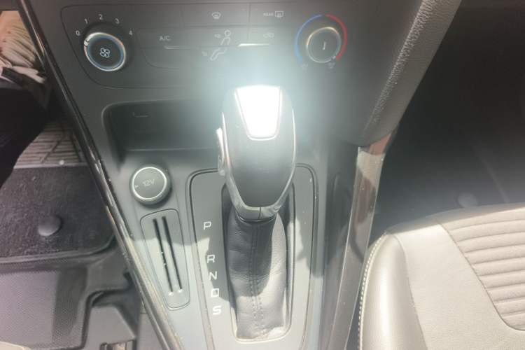 Used Ford Focus 2018 Hatchback Classic 1.6L Automatic Trendy SmartDrive Edition Gear Lever