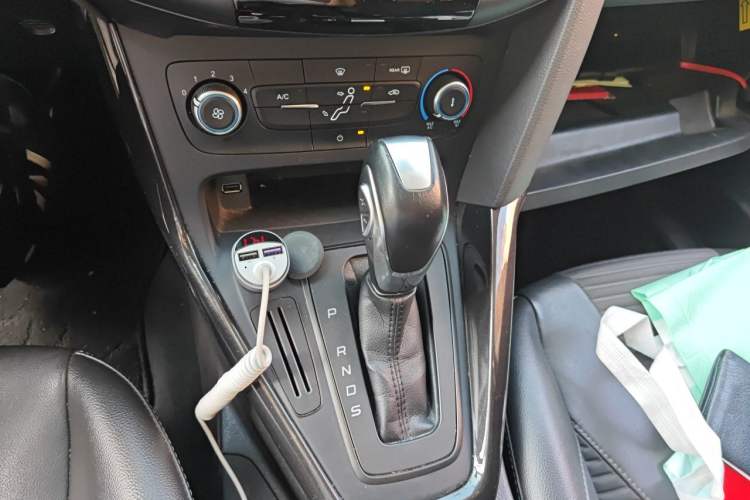 Used Ford Focus 2018 Sedan Classic 1.6L Automatic Trendy SmartDrive Edition Gear Lever