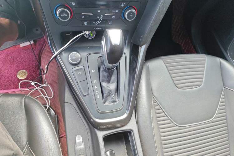 Used Ford Focus 2018 Hatchback Classic EcoBoost 180 Automatic Elite Model Gear Lever