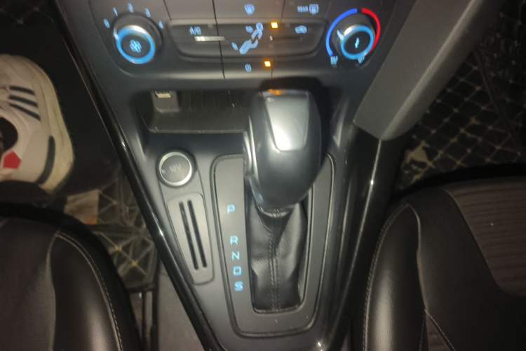 Used Ford Focus 2018 Sedan Classic 1.6L Automatic Trendy SmartDrive Edition Gear Lever