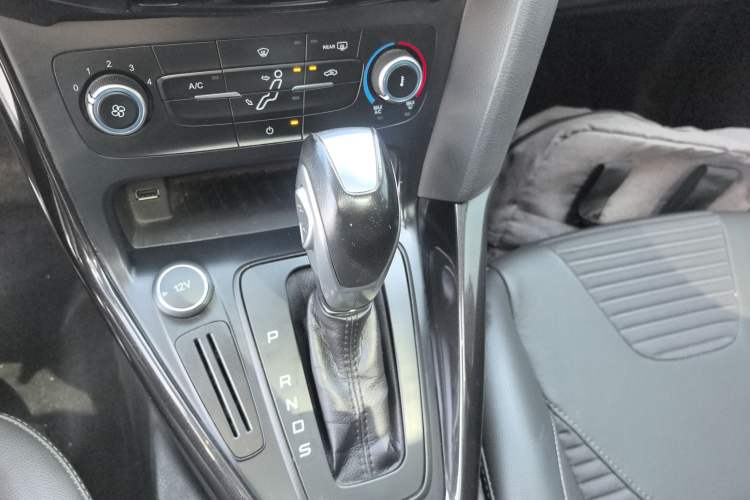 Used Ford Focus 2018 Sedan Classic 1.6L Automatic Trendy SmartDrive Edition Gear Lever