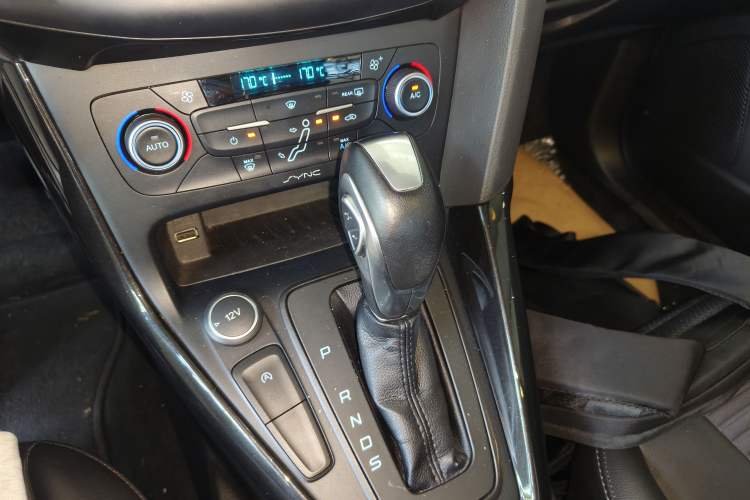 Used Ford Focus 2018 Sedan Classic EcoBoost 180 Automatic Elite Model Gear Lever