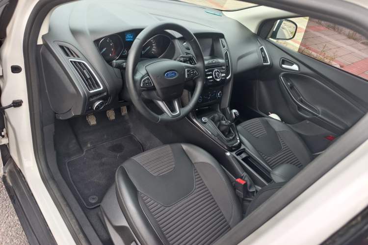 Used Ford Focus 2018 Hatchback Classic 1.6L Manual Fashion Edition SmartDrive Version Interior 1