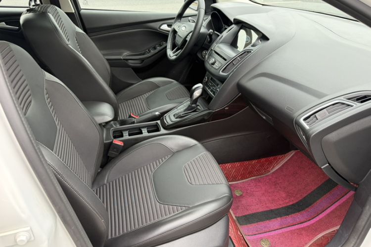 Used Ford Focus 2018 Hatchback Classic EcoBoost 180 Automatic Elite Model Interior 1