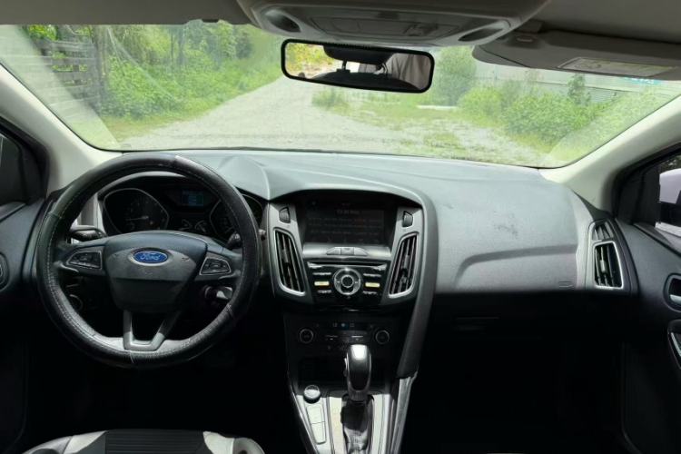 Used Ford Focus 2018 Two-Door Classic EcoBoost 125 Automatic Supercharged Style SmartDrive Edition Interior 1