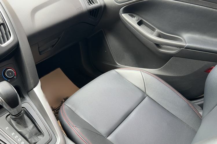 Used Ford Focus 2018 Hatchback Classic 1.6L Automatic Comfort Plus SmartDrive Edition Interior 1