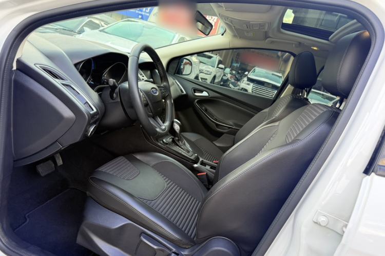 Used Ford Focus 2018 Hatchback Classic 1.6L Automatic Trendy SmartDrive Edition Interior 1