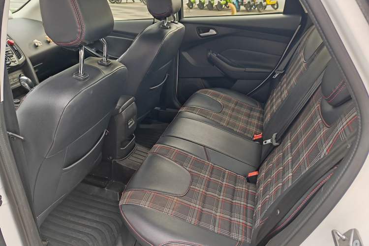 Used Ford Focus 2018 Sedan Classic 1.6L Automatic Trendy SmartDrive Edition Interior 2