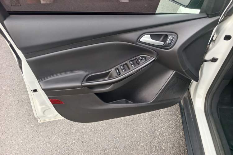 Used Ford Focus 2018 Hatchback Classic 1.6L Manual Fashion Edition SmartDrive Version Interior 2