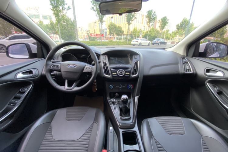 Used Ford Focus 2018 Hatchback Classic 1.6L Manual Fashion Edition SmartDrive Version Interior 2