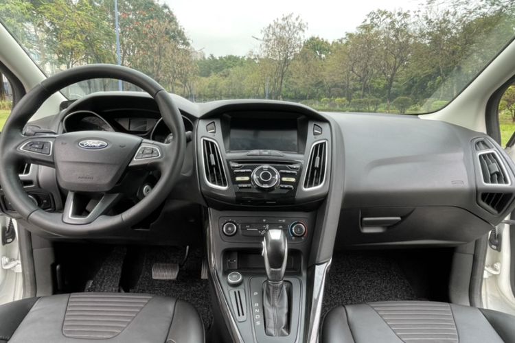 Used Ford Focus 2018 Sedan Classic 1.6L Automatic Trendy SmartDrive Edition Interior 2