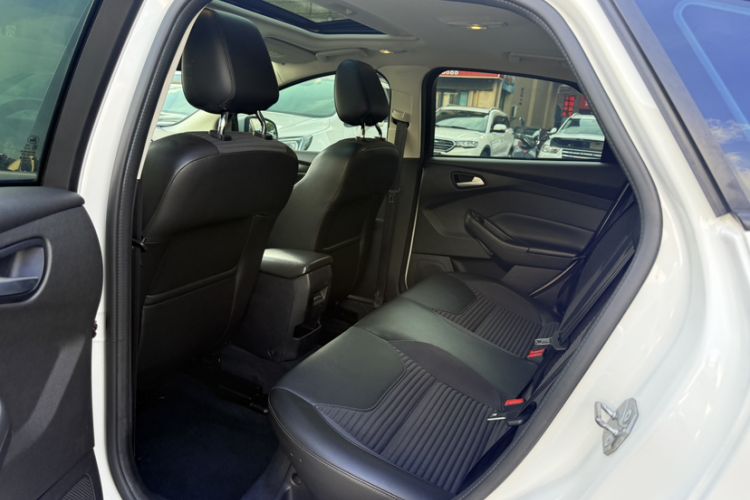 Used Ford Focus 2018 Hatchback Classic 1.6L Automatic Trendy SmartDrive Edition Interior 2