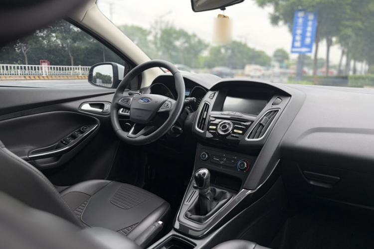 Used Ford Focus 2018 Hatchback Classic 1.6L Manual Fashion Edition SmartDrive Version Interior 2