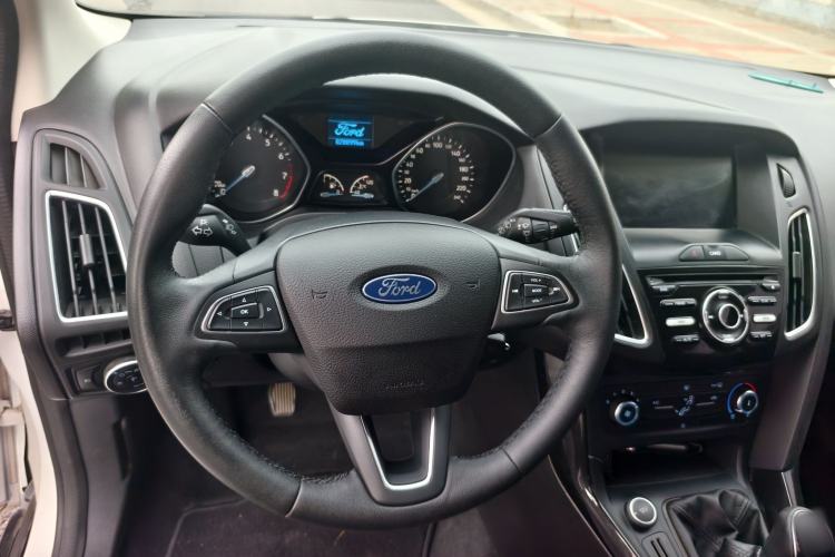 Used Ford Focus 2018 Hatchback Classic 1.6L Manual Fashion Edition SmartDrive Version Interior 3