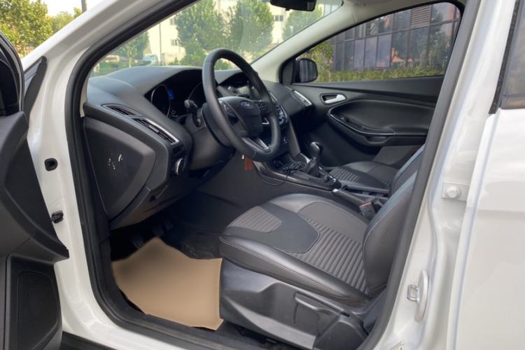 Used Ford Focus 2018 Hatchback Classic 1.6L Manual Fashion Edition SmartDrive Version Interior 3