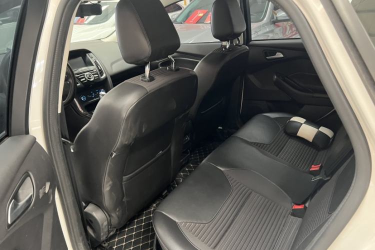 Used Ford Focus 2018 Sedan Classic 1.6L Automatic Trendy SmartDrive Edition Interior 3